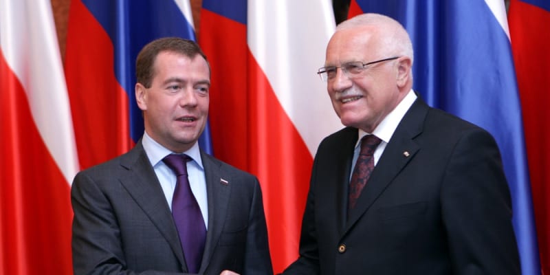 Dmitrij Medveděv s Václavem Klausem v roce 2010
