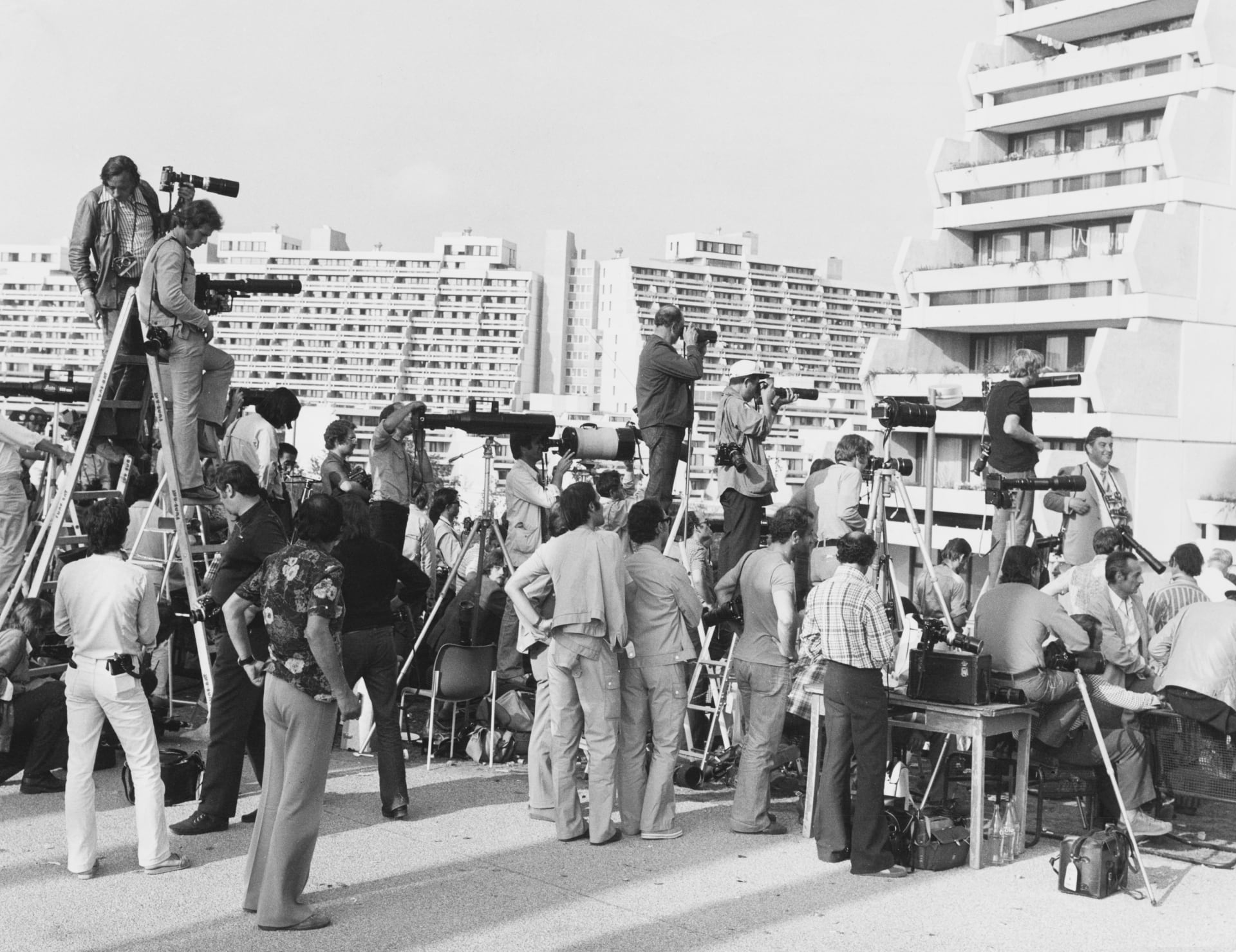 Fotografové čekají v areálu olympijské vesnice při Hrách 1972 v Mnichově poté, co palestinští teroristé obsadili ubikace izraelského týmu. 