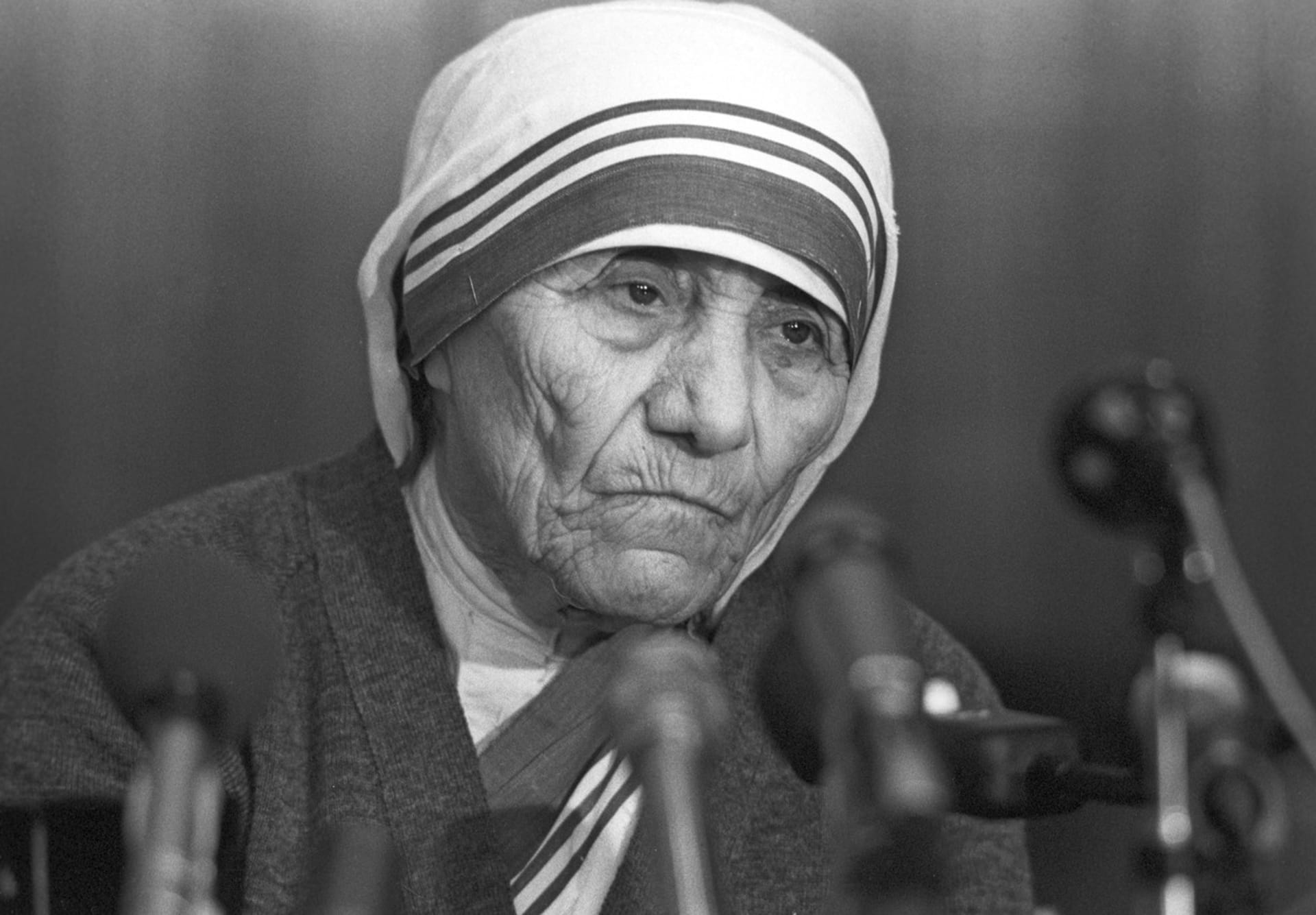 Matka Tereza na tiskové konferenci v Sovětském svazu při pomoci obětem zemětřesení v Arménii (1988)