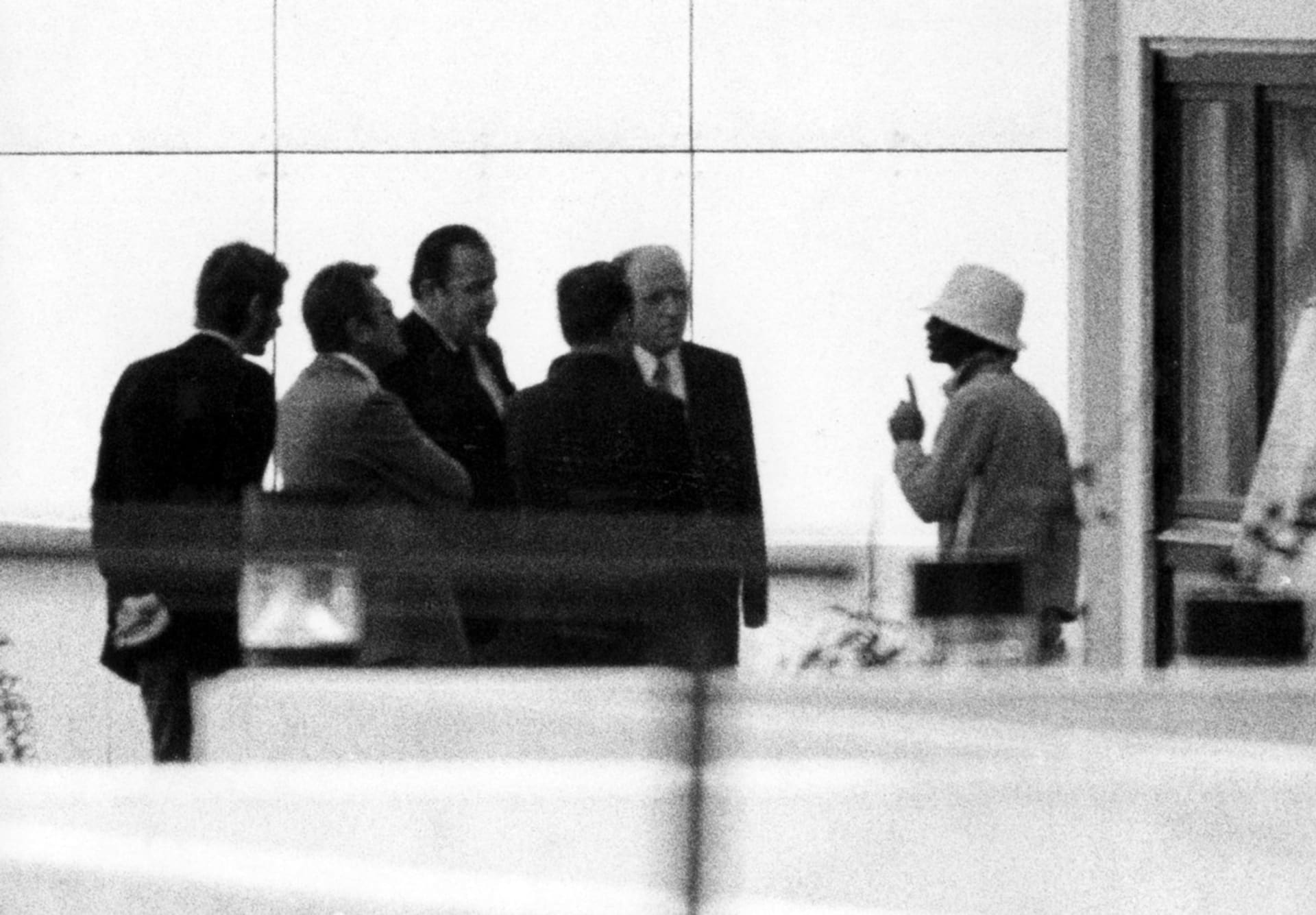 Arabský terorista (vpravo) hovoří s německým ministrem vnitra Hansem-Dietrichem Genscherem (třetí zleva) a dalšími úředníky 5. září 1972 před pokoji izraelského týmu v olympijské vesnici v Mnichově. 