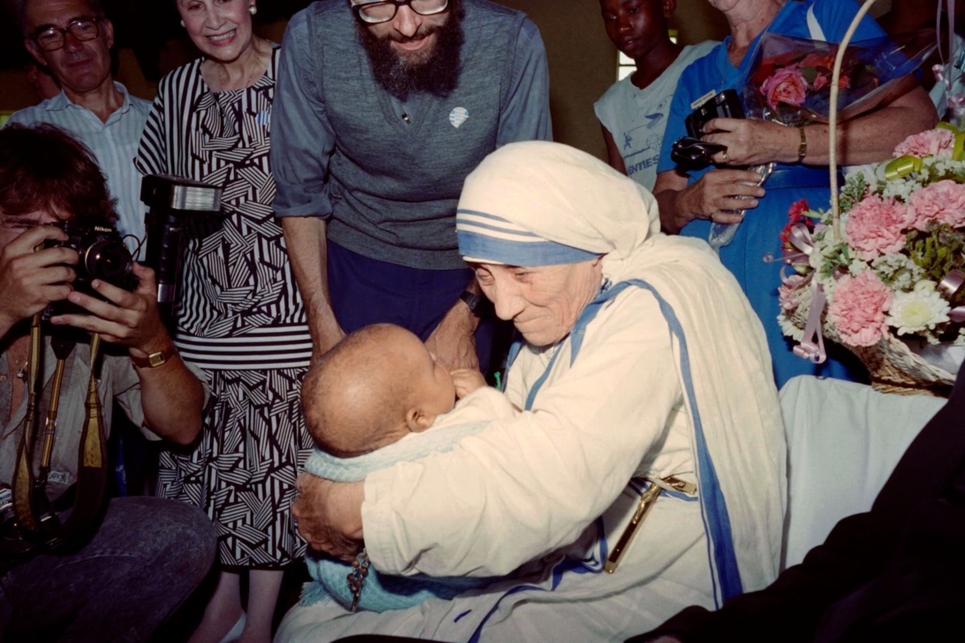 Matka Tereza s dtětem při své návštěvě JAR (1988)