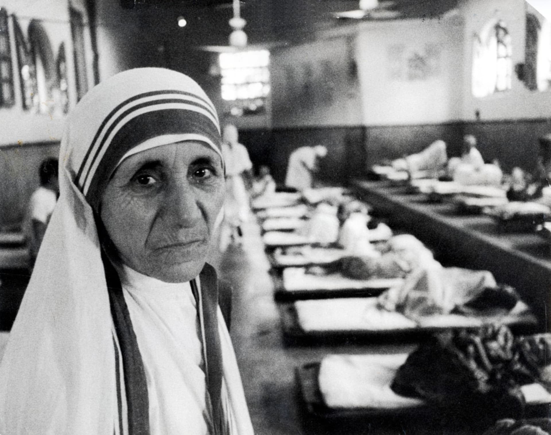 Matka Tereza v jednom ze svých hospiců (1980)