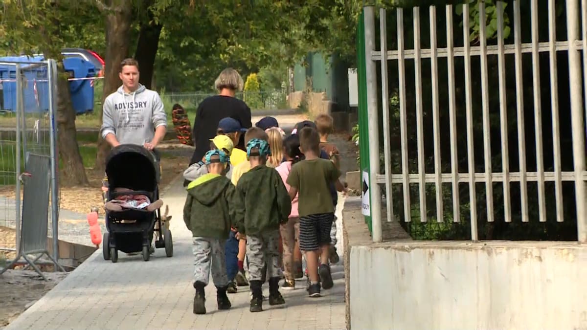 Děti v pražské škole dostanou studené obědy. Rekonstrukce jídelny se protáhla.
