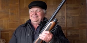 Neuvěřitelná trefa. Ukrajinský důchodce sestřelil puškou ruskou stíhačku, dostal medaili