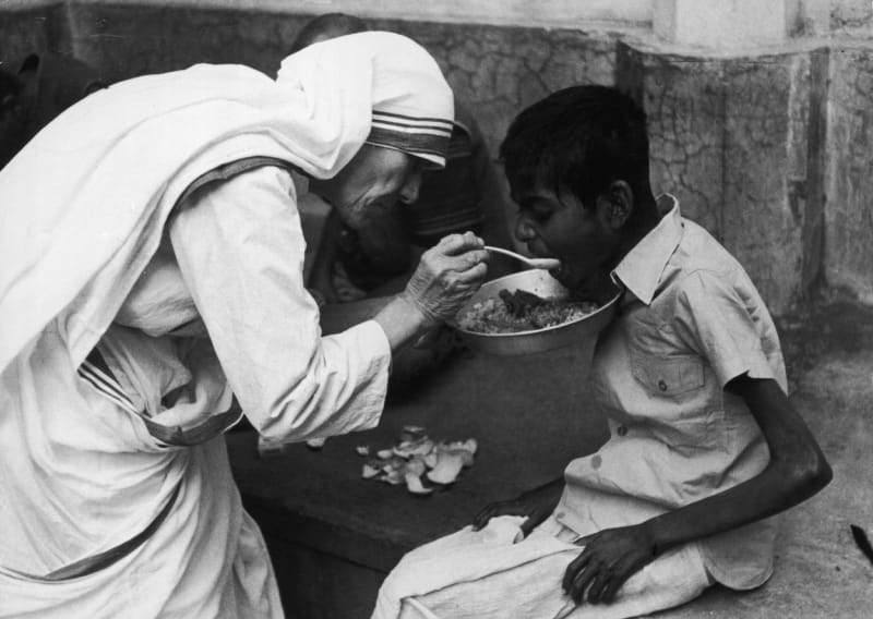 Matka Tereza krmí chlapce v jednom ze svých útulků pro chudé v Kalkatě (70. léta)