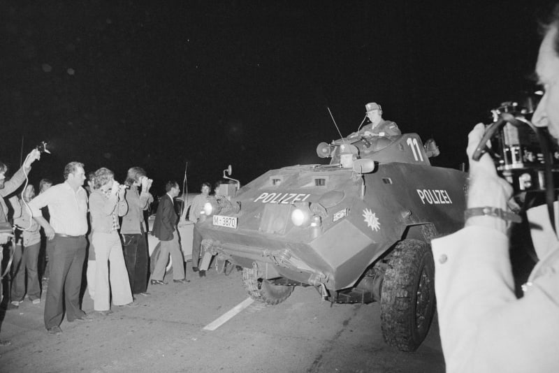 Policejní obrněné vozidlo přijíždí na letiště Fürstenfeldbruck večer 5. září 1972 poté, co arabští ozbrojenci, kteří se prostříleli do ubikací izraelského týmu v olympijské vesnici, padli do léčky policejních ostřelovačů na letecké základně NATO.