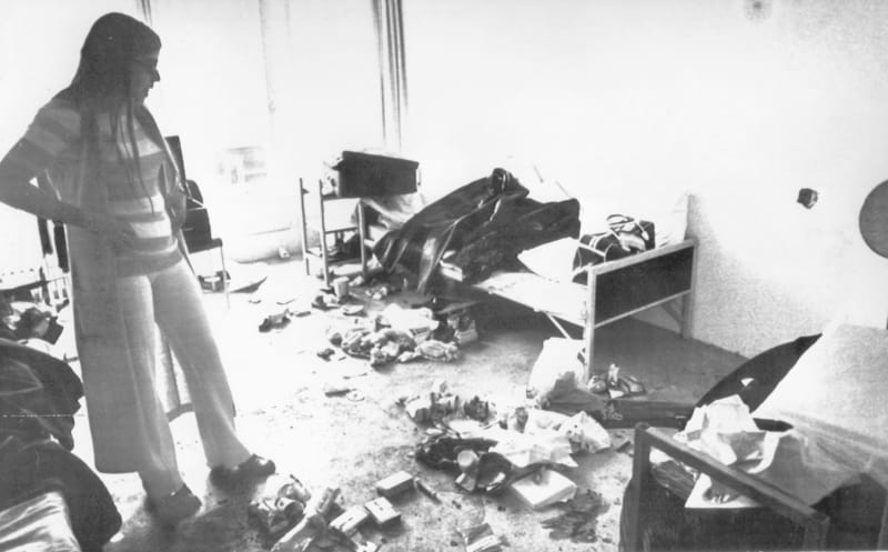 Vdova po zabitém trenérovi šermu Andrém Spitzerovi si prohlíží jeho zcela zničený pokoj v olympijské vesnici v Mnichově 9. září 1972, v níž palestinští teroristé čtyři dny předtím drželi devět izraelských sportovců.
