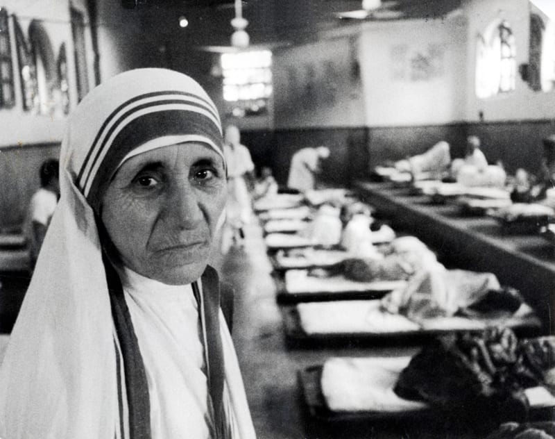 Matka Tereza v jednom ze svých hospiců (1980)