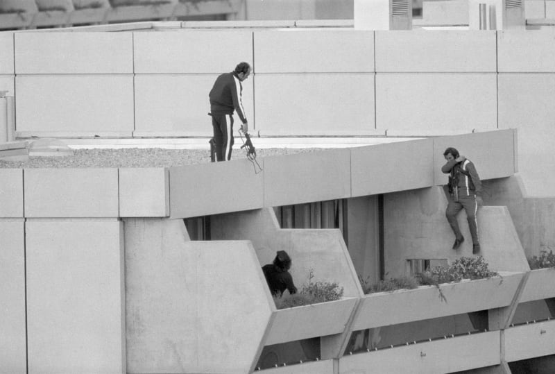 Ozbrojení policisté zaujímají pozice na balkonu přímo nad byty, kde arabští teroristé ze skupiny „Černé září“ drží 5. září 1972 jako rukojmí členy izraelského olympijského týmu.