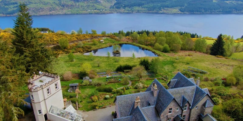 Jezero Loch Ness je ideální turistickou destinací