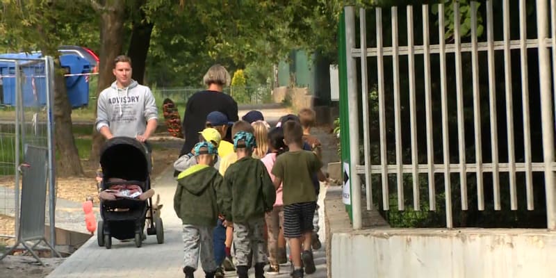 Děti v pražské škole dostanou studené obědy. Rekonstrukce jídelny se protáhla.
