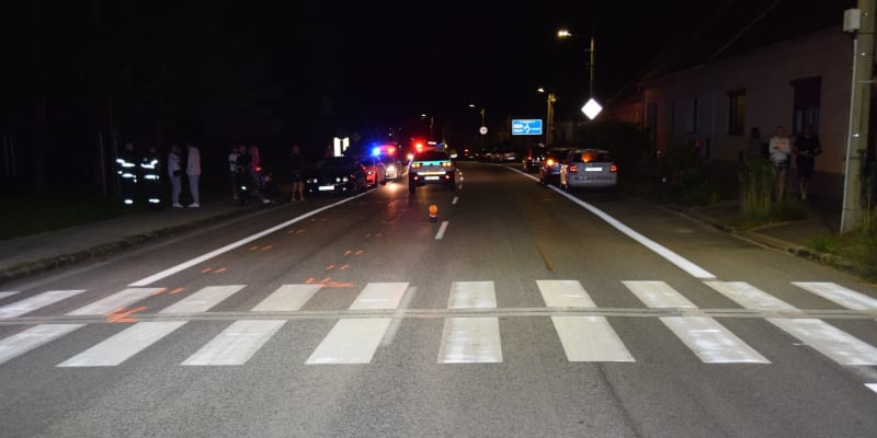 Ženu na přechodu na Slovensku srazilo auto. Skončila v nemocnici.