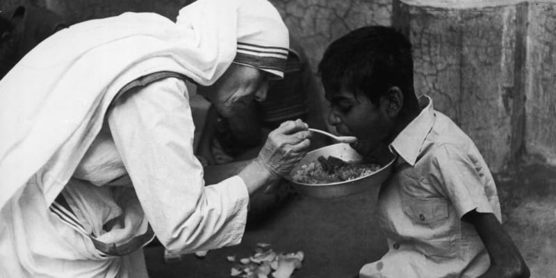 Matka Tereza krmí chlapce v jednom ze svých útulků pro chudé v Kalkatě (70. léta)