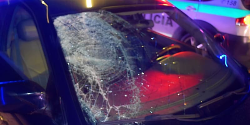 Ženu na přechodu na Slovensku srazilo auto. Skončila v nemocnici.