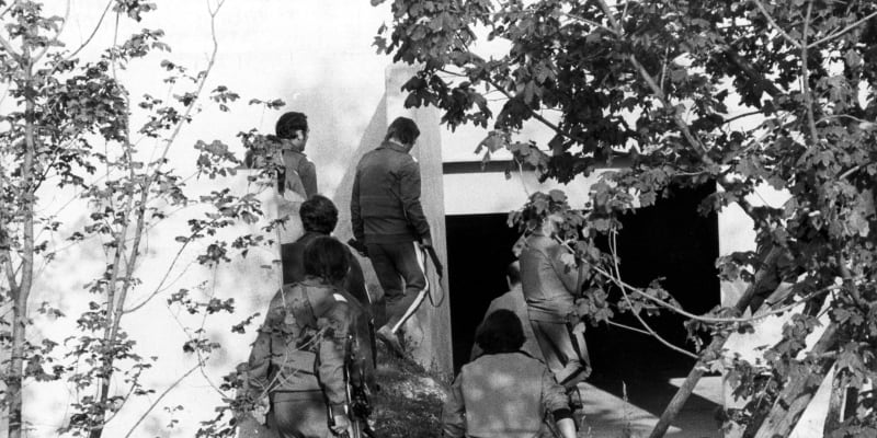 Odstřelovači německé policie s puškami se chystají zaujmout pozice v olympijské vesnici v Mnichově poté, co palestinští teroristé ze skupiny „Černé září“ vnikli 5. září 1972 ráno do ubikací izraelských sportovců. Dna na místě zabili, dalších devět zajali jako rukojmí. 
