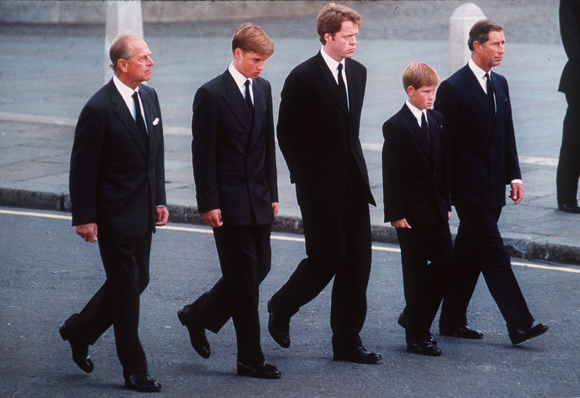 Princ Philip, princ William, Dianin bratr Charles, princ Harry a zcela vpravo princ Charles během smutečního průvodu za rakví princezny Diany v září 1997