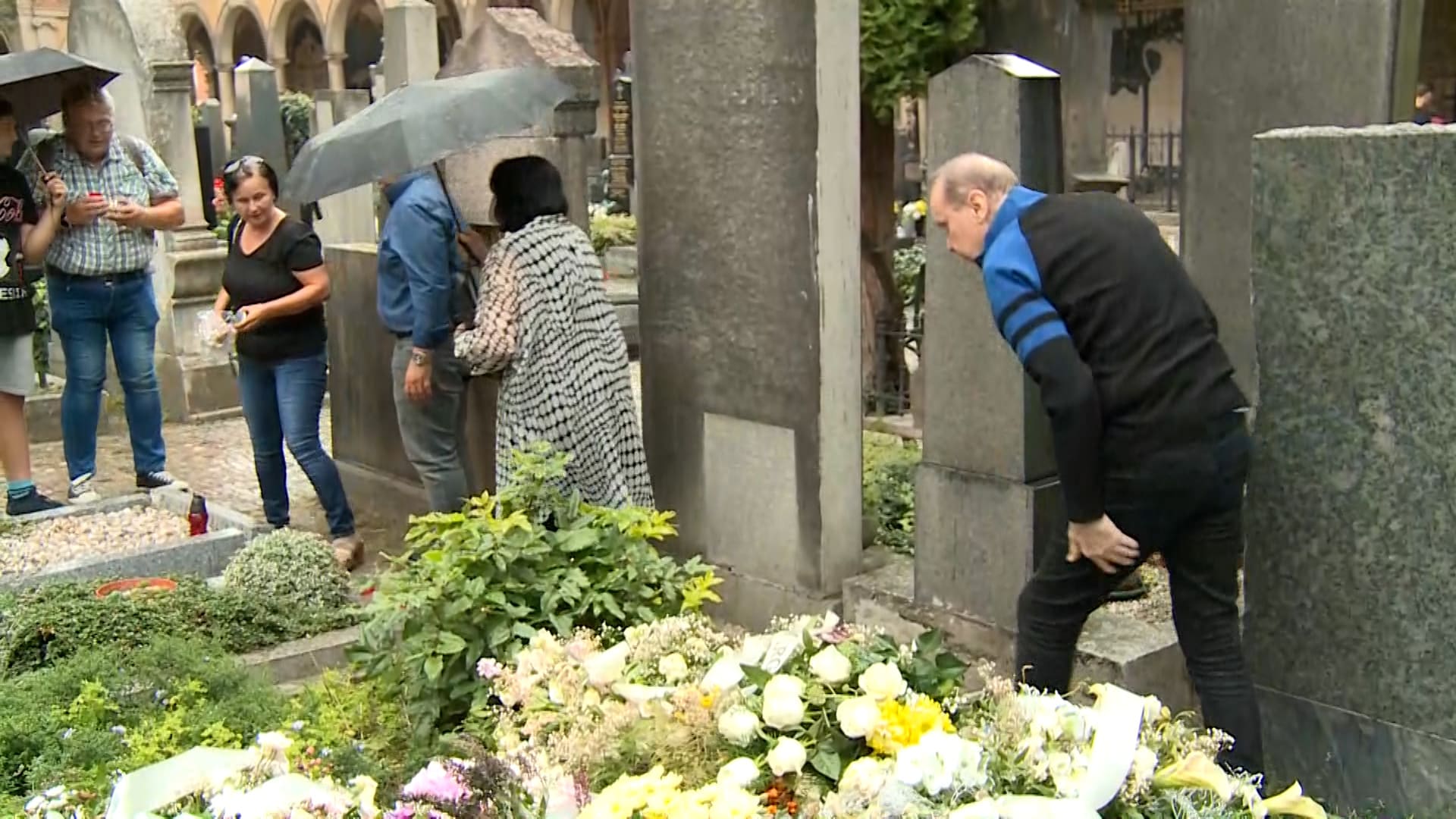 Štefan Margita zapálil svíčku u hrobu Hany Zagorové.