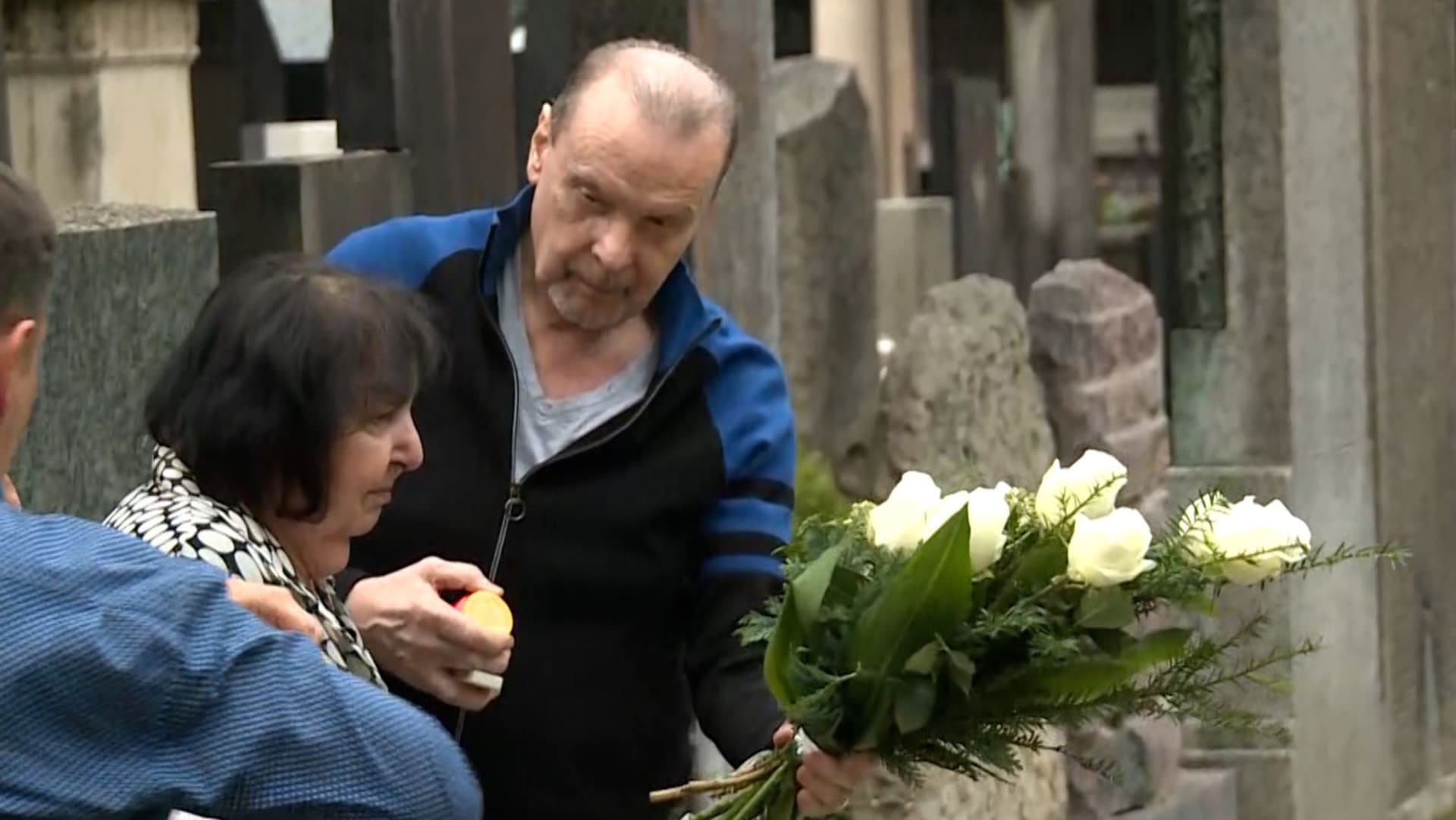 Zarmoucený Štefan Margita položil na hrob kytici bílých růží. 