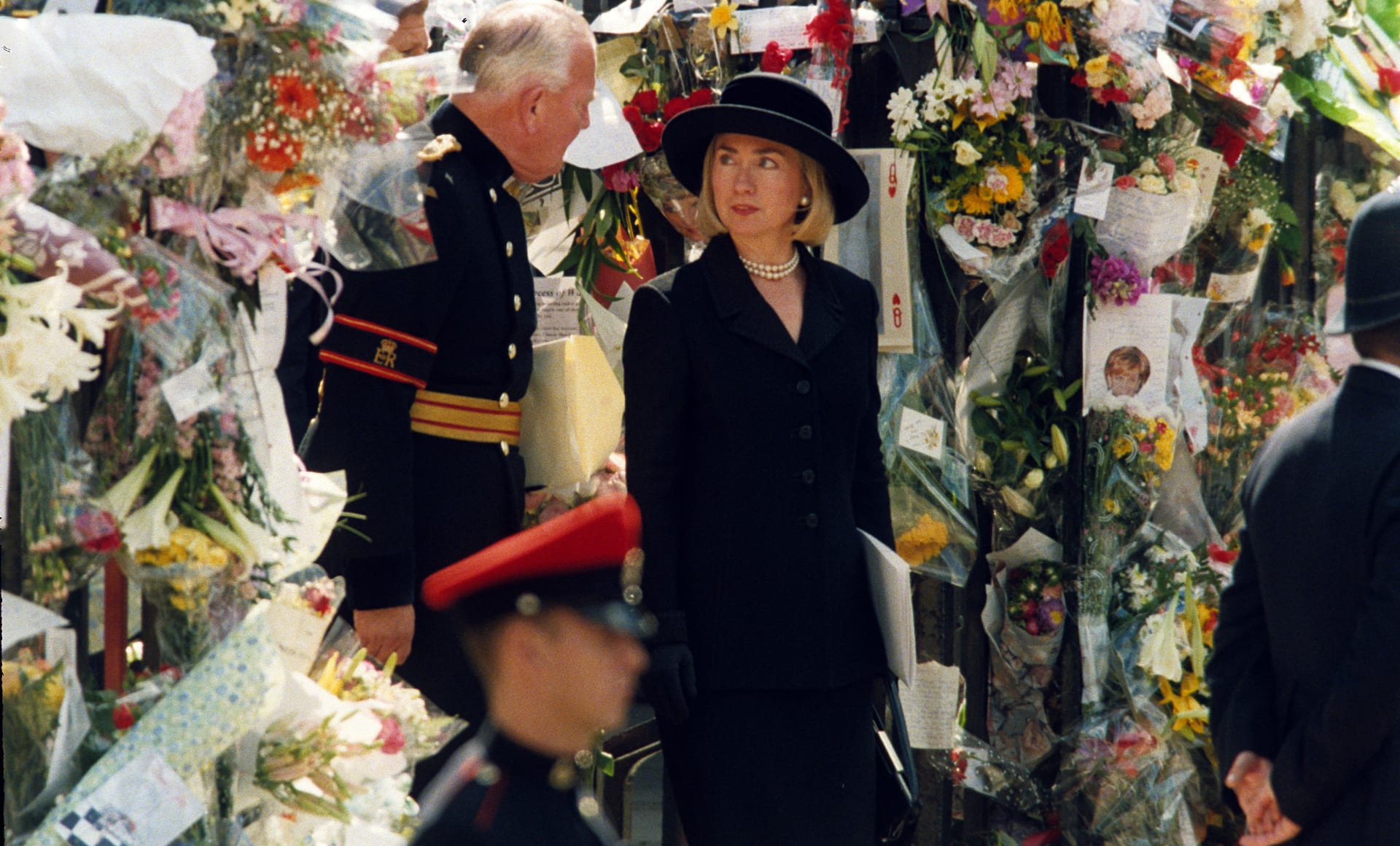 Na pohřeb dorazila i Hillary Clintonová