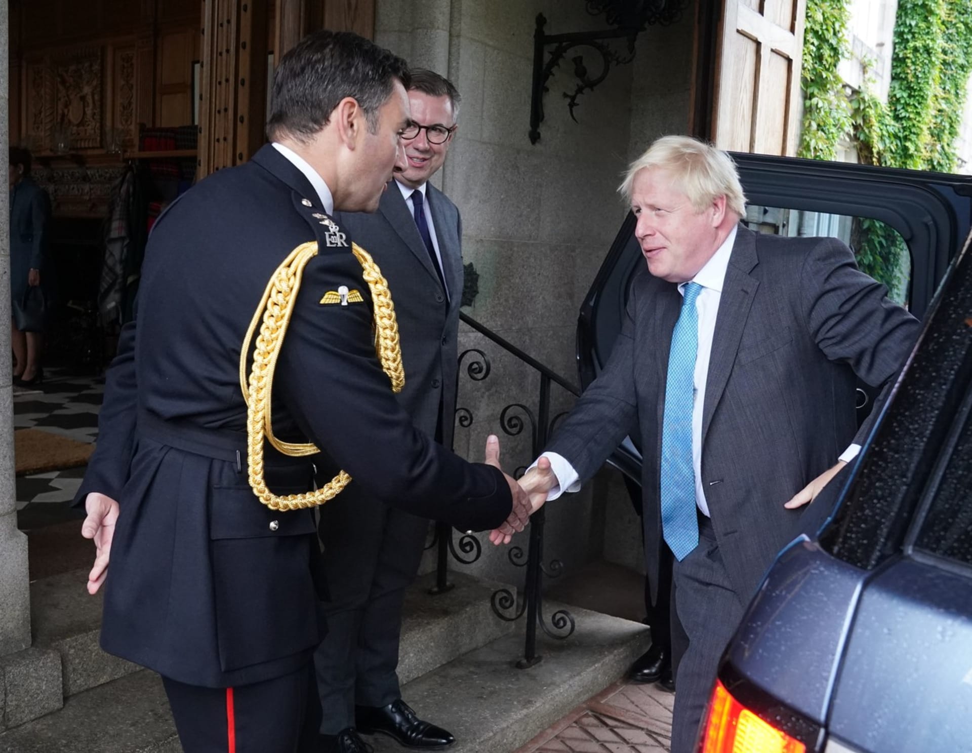 Boris Johnson při příjezdu do Balmoral