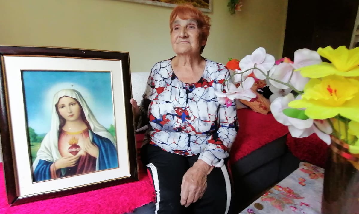Mária Gažiová přežila pogrom v romské osadě na Slovensku. Voják po ní hodil poleno, tekla krev, jizva zůstává dodnes. Psal se rok 1944, v roce 2022 ji děsí exekuce a vystěhování.
