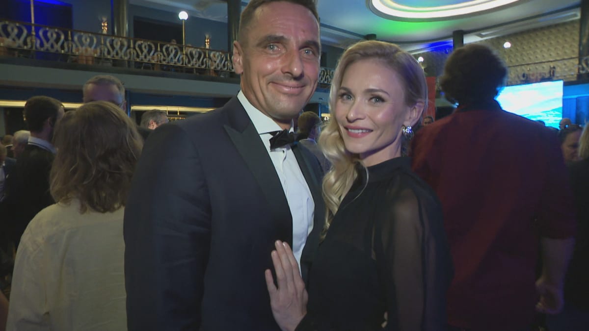 Moderátor CNN Prima NEWS Roman Šebrle vzal svou novou partnerku Lenku Kovaříkovou poprvé veřejně do společnosti.