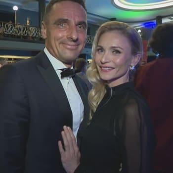 Moderátor CNN Prima NEWS Roman Šebrle vzal svou novou partnerku Lenku Kovaříkovou poprvé veřejně do společnosti.