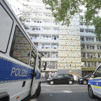 Muž v Německu zavraždil ženu sekerou před zraky policie.