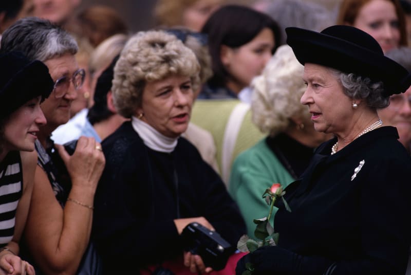 Královna Alžběta II. čeká na zápis do kondolenční knihy