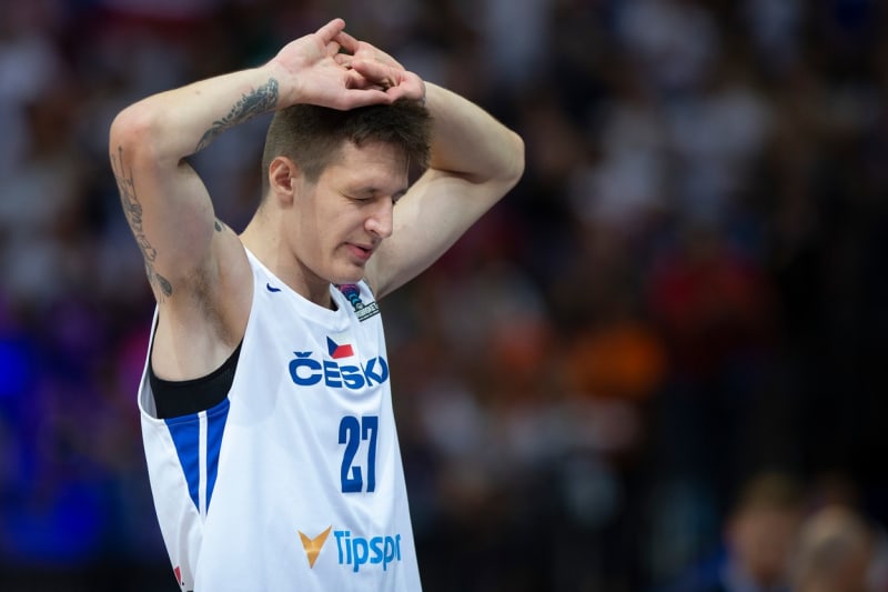 Basketbalista Vít Krejčí při zápase se Srbskem (3. 9. 2022)
