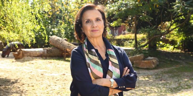 Veronika Freimanová hraje ředitelku zoologické zahrady Marii Roklovou. 