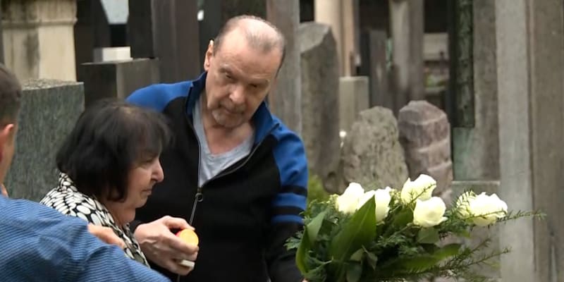 Zarmoucený Štefan Margita položil na hrob kytici bílých růží. 