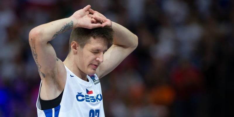 Basketbalista Vít Krejčí při zápase se Srbskem