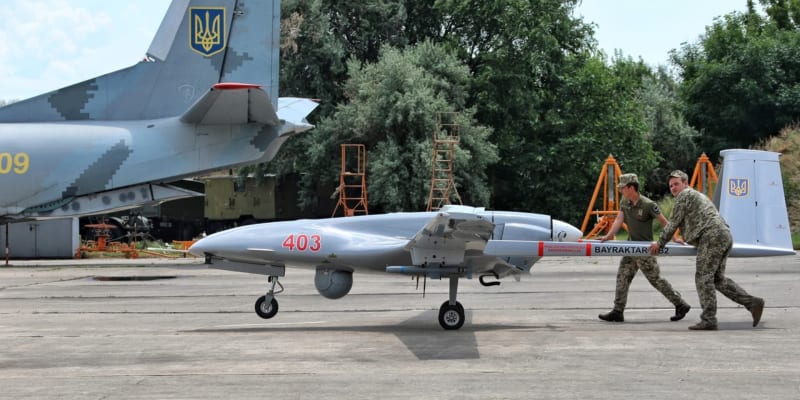 Ukrajinská armáda využívá bezpilotní letoun Bayraktar TB-2.