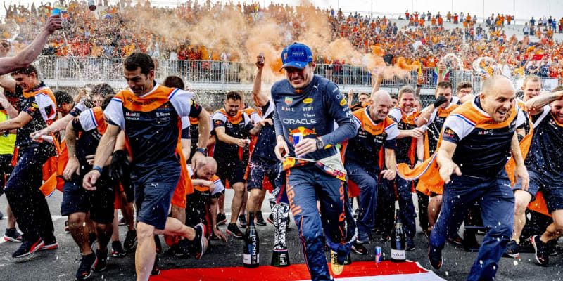 Oranžová euforie po Velké ceně Nizozemska. Domácí Max Verstappen vyhrál už 10. závod v sezoně.