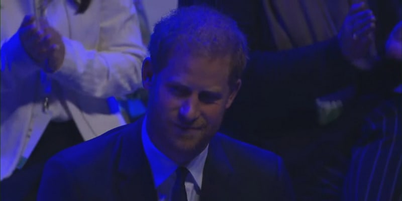 Princ Harry při proslovu vévodkyně Meghan