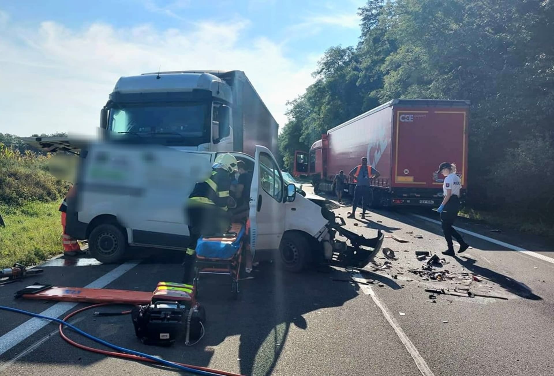 Kamion přes Slovensko převážel migranty, u Senice se s ním srazila dodávka. Jeden z běženců nehodu nepřežil.