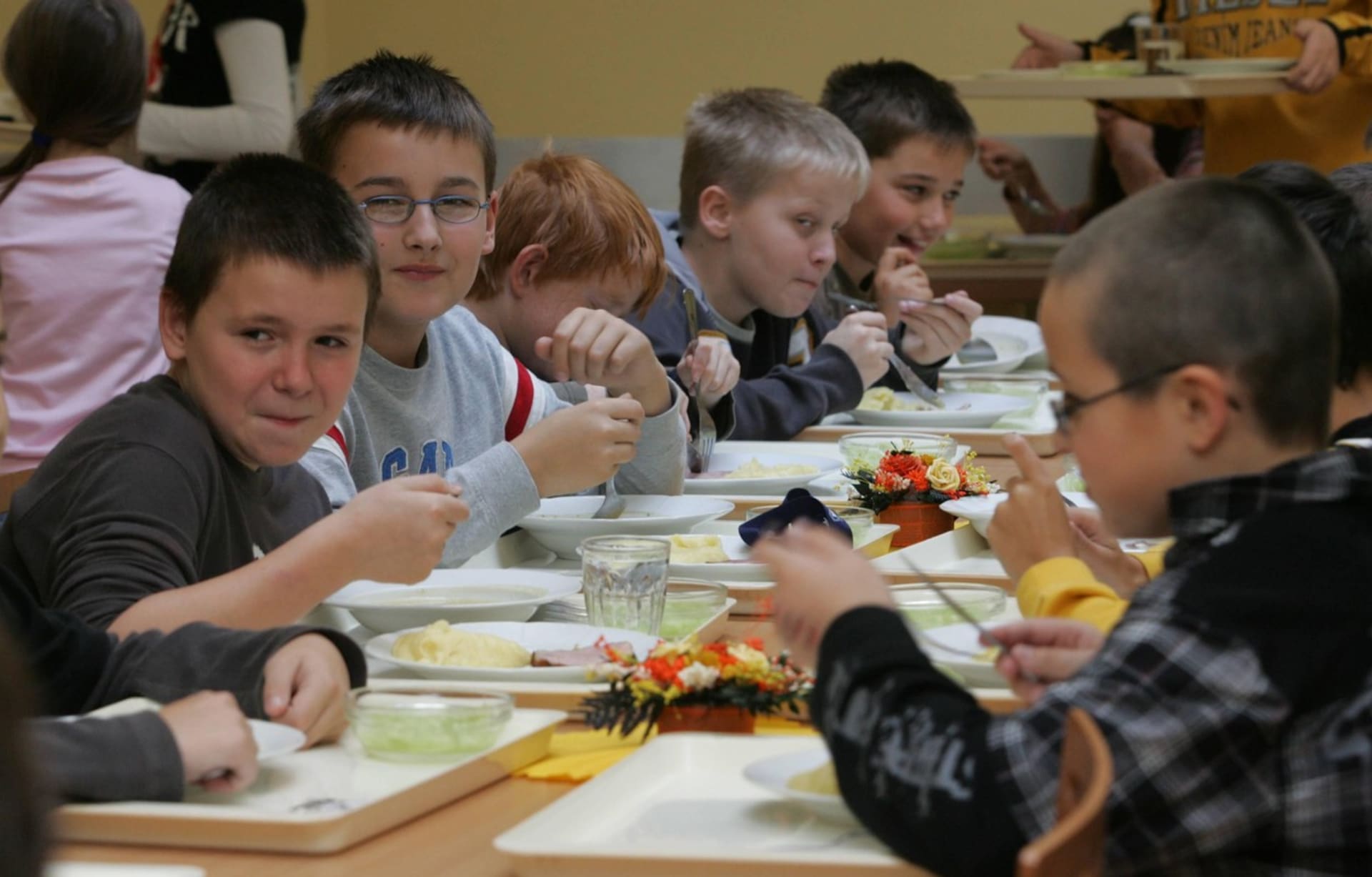 Řada školních jídelen v ČR musela zdražit školní obědy. Nejde ovšem o jedinou změnu.