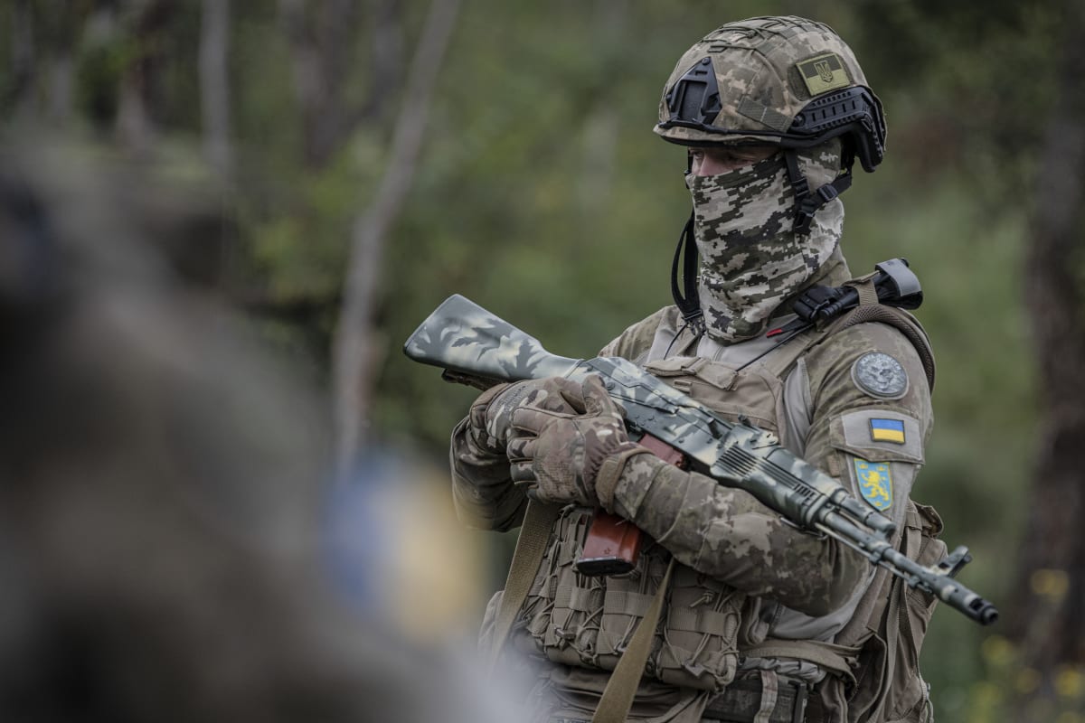 Ukrajinský voják během výcviku v Kyjevské oblasti.