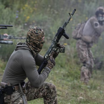 Ukrajinští vojáci během výcviku v Kyjevské oblasti. (27. srpna 2022)