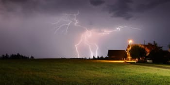 V neděli udeří v Česku bouřky, varují meteorologové. Pršet má i začátkem týdne