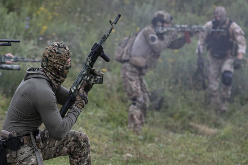 Ukrajinští vojáci během výcviku v Kyjevské oblasti. (27. srpna 2022)