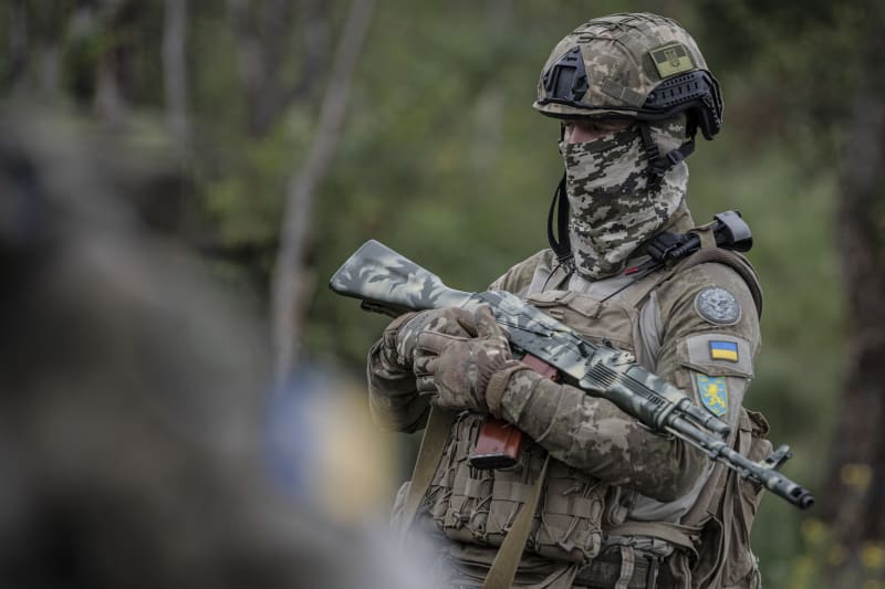 Ukrajinský voják během výcviku v Kyjevské oblasti. (27. srpna 2022)