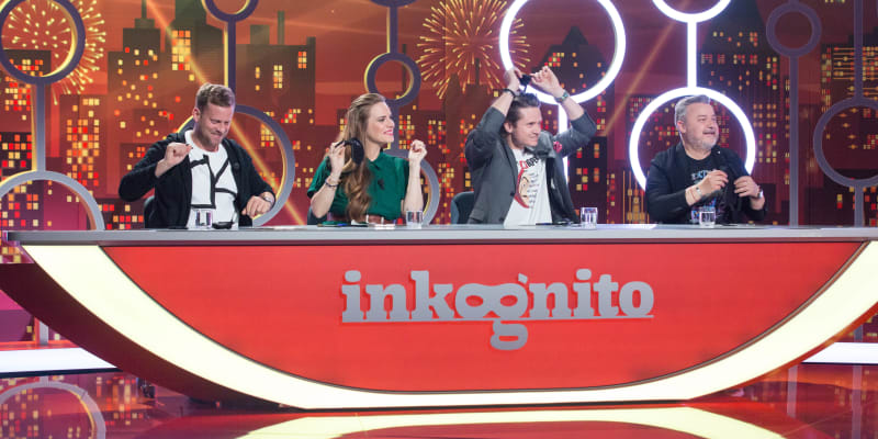 Panelisté v zábavné show Inkognito