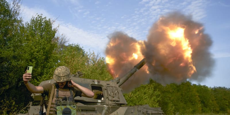 Ukrajinský voják se fotí u dělostřelecké palby v Doněcké oblasti. (3. září 2022)
