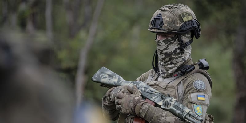 Ukrajinský voják během výcviku v Kyjevské oblasti. (27. srpna 2022)