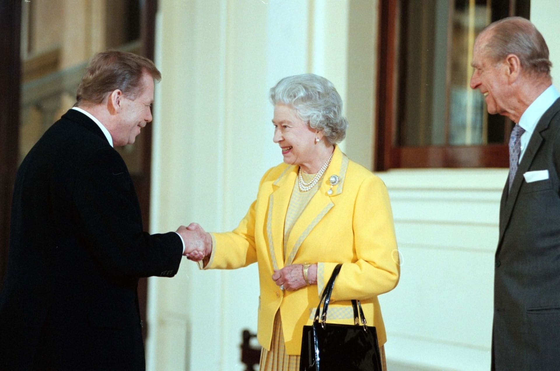 Královna Alžběta II. byla seznámena se psem Václava Havla při návštěvě v roce 1996.