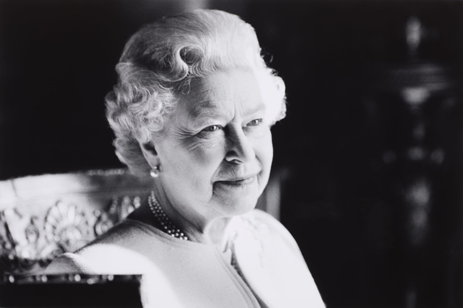 Zemřela britská královna Alžběta II., oznámila to královská rodina.