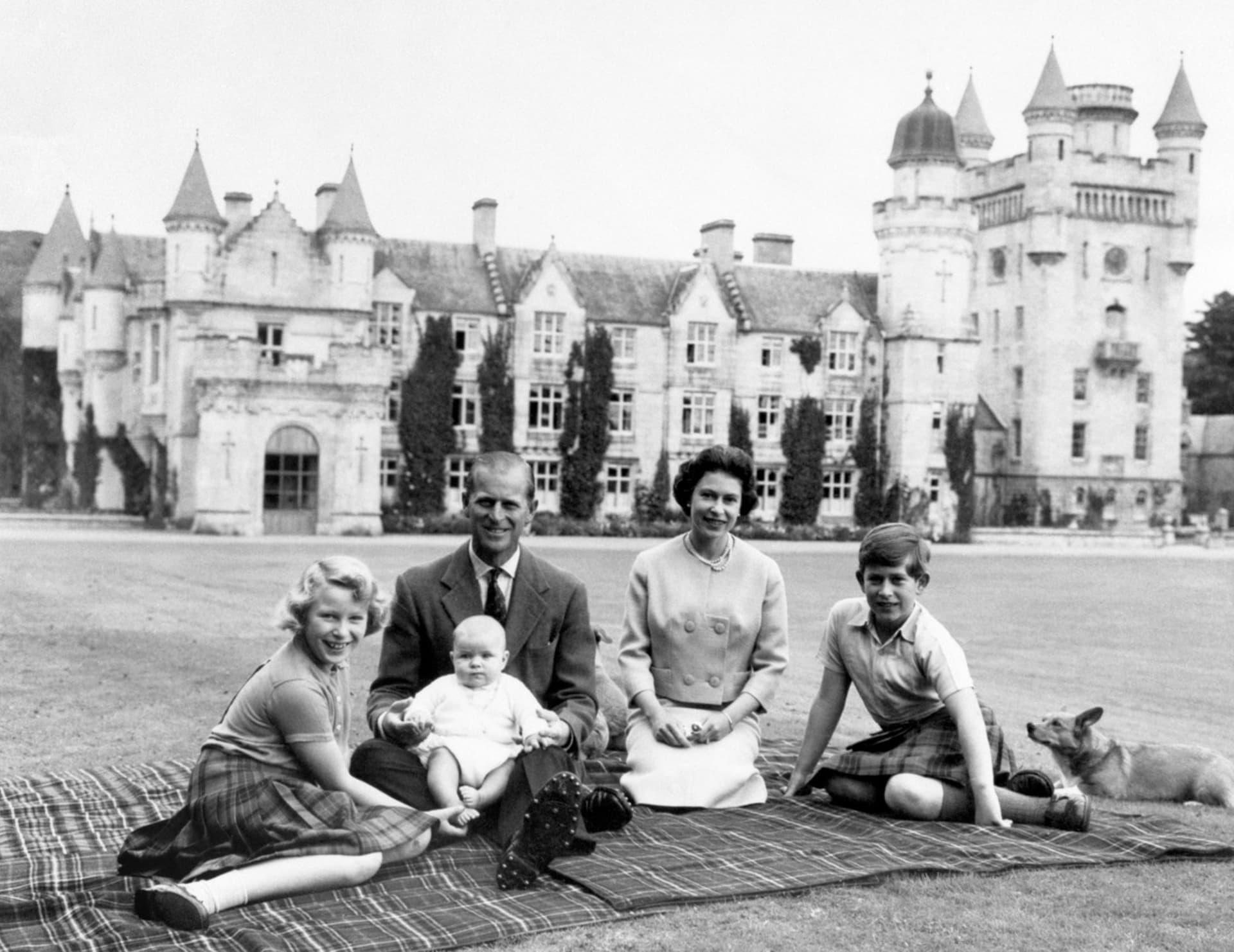 Alžběta II. s princem Philipem a dětmi Charlesem, Annou a Andrewem.