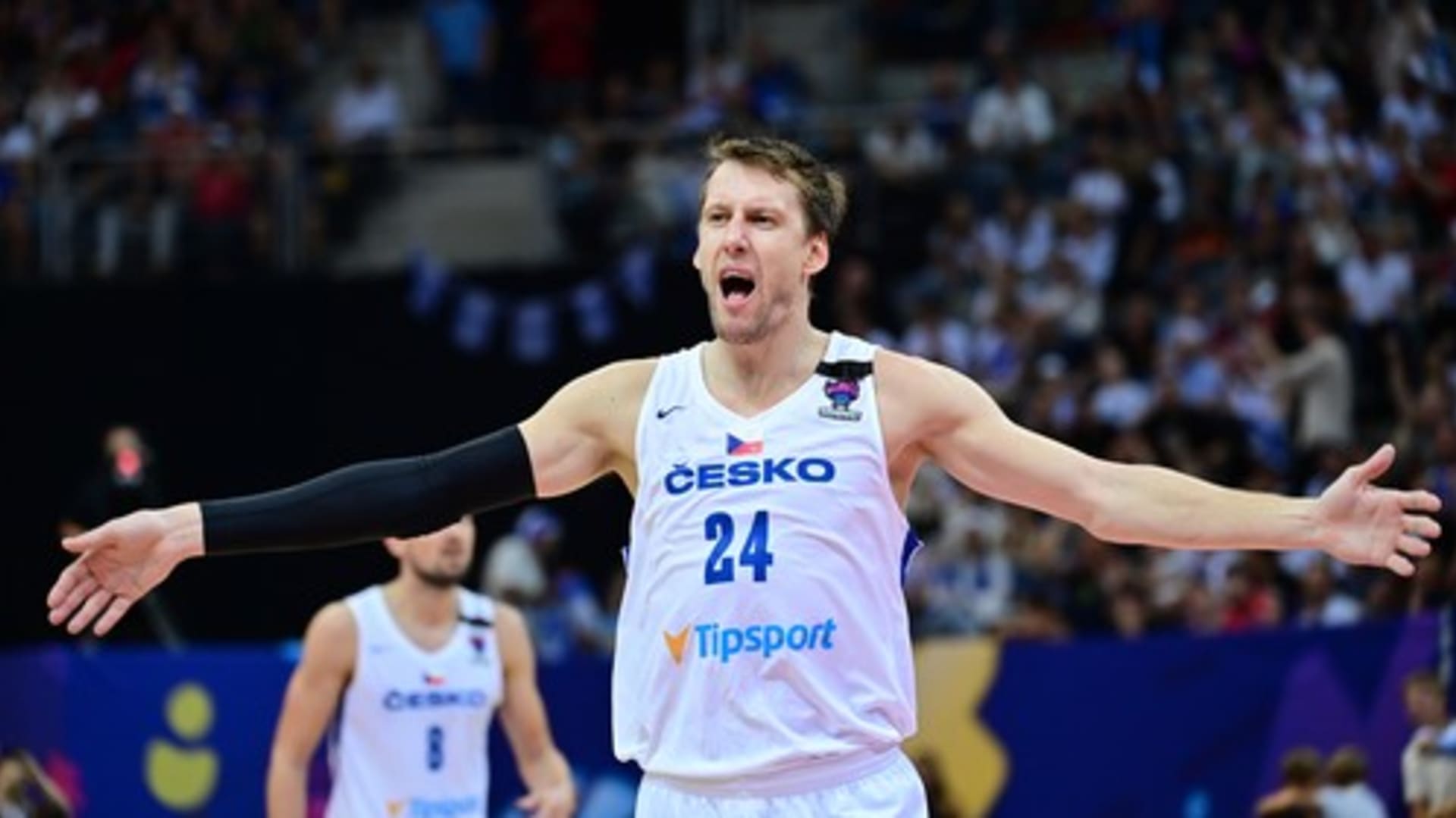Čeští basketbalisté v závěrečném utkání pražské skupiny D na mistrovství Evropy porazili Izrael 88:77 a ze čtvrtého místa postoupili do osmifinále.